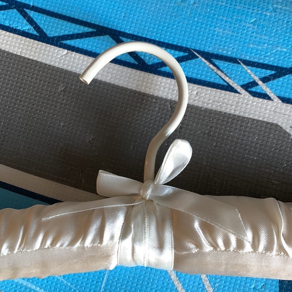 Lot of 10x Plush Pink & White Satin-Covered Plush Hangers for Delicate Garments - Picture 5 of 5